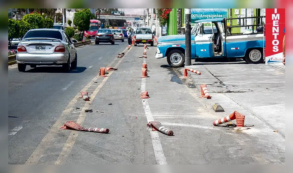 Desgaste. Bolardos muestras daños en diferentes tramos. Desgaste. Bolardos muestras daños en diferentes tramos.