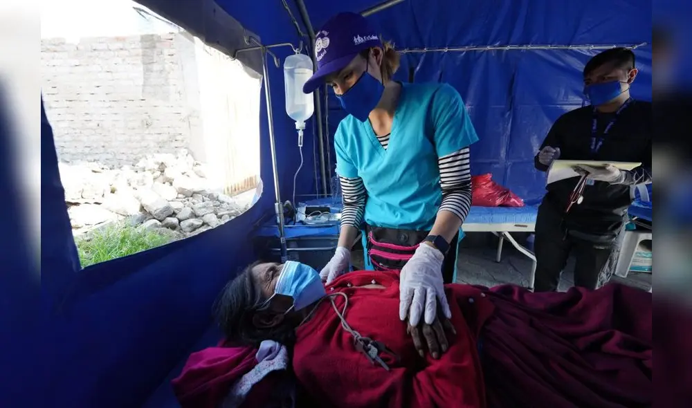 Pobladores afectados son atendidos en carpas levantadas en una losa deportiva. Foto: EsSalud Pobladores afectados son atendidos en carpas levantadas en una losa deportiva. Foto: EsSalud