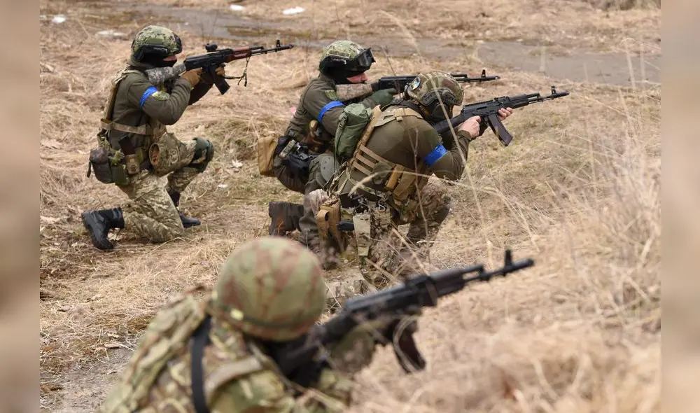 Miembros de las Fuerzas de Defensa Territorial de Ucrania participan en ejercicios tácticos. Foto: AFP