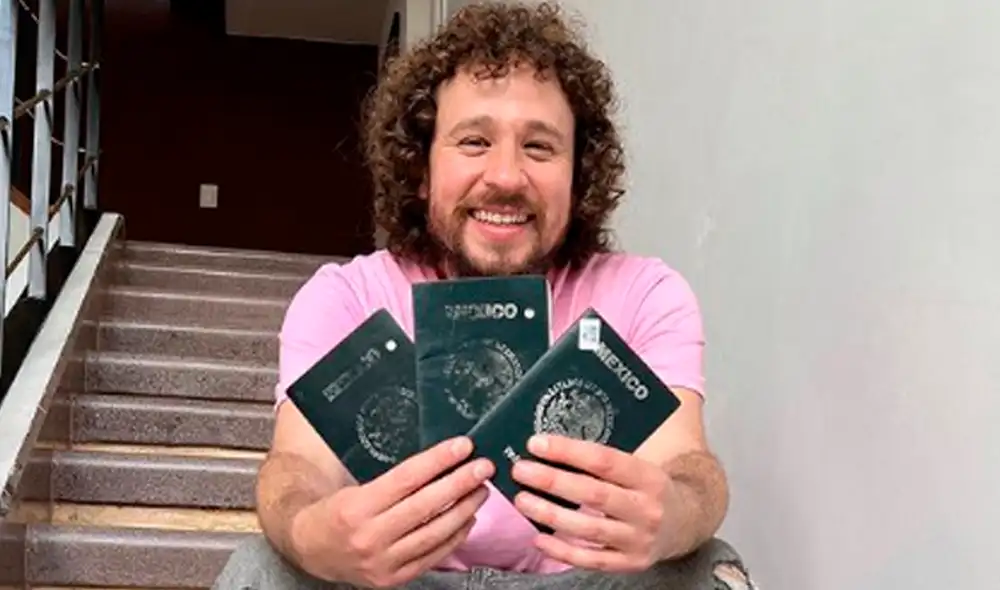 Luisito Comunica junto a sus tres pasaportes llenos de sellos. Foto: Instagram