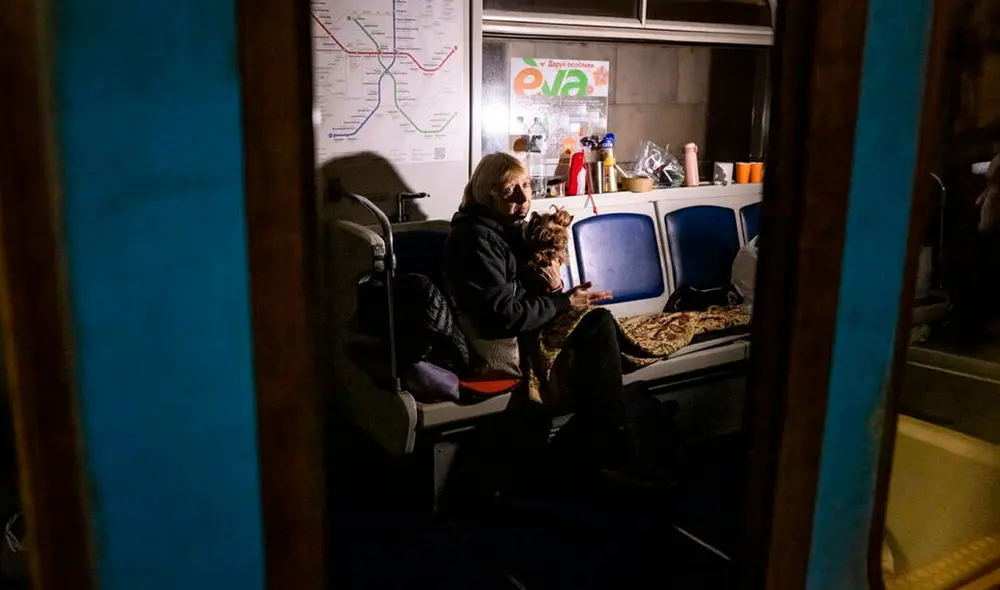 Una mujer con su perro en su improvisado refugio en el metro de Kiev, el 18 de marzo de 2022. Foto: AFP Una mujer con su perro en su improvisado refugio en el metro de Kiev, el 18 de marzo de 2022. Foto: AFP