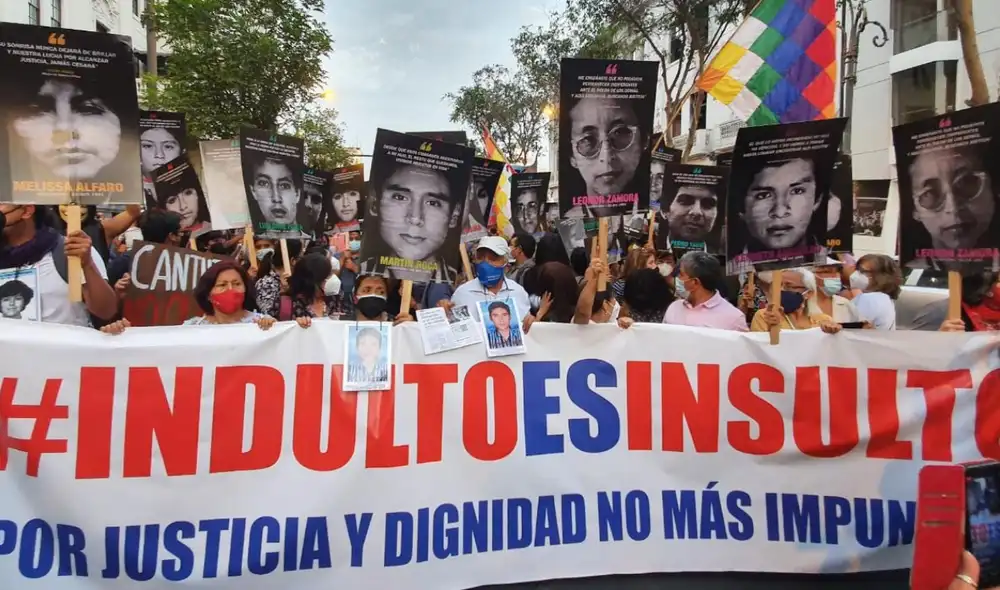 Colectivos se organizaron bajo el lema "Indulto es insulto" y buscan llegar a la sede del Tribunal Constitucional. Foto: Mary Luz Aranda/ URPI-LR