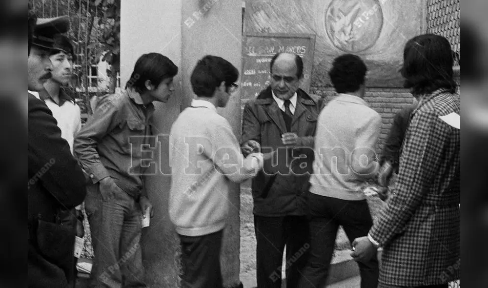Lima, 6 agosto 1977. Postulantes a la Universidad Nacional Mayor de San Marcos ingresan al colegio Melitón Carvajal para rendir el examen de admisión. Foto: Archivo Histórico de El Peruano / Pavel Marrul