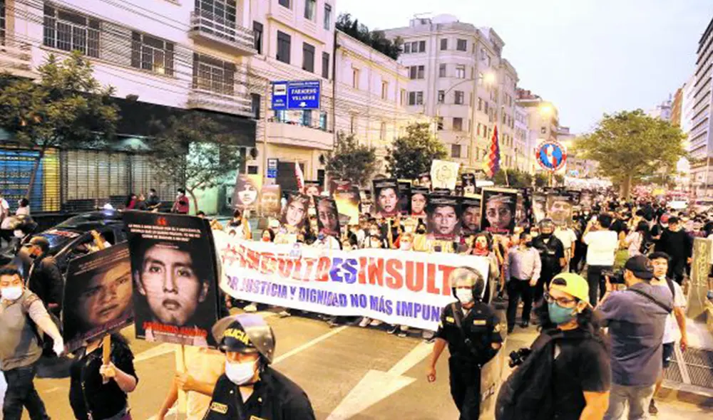 Contra la impunidad. Las filas de manifestantes rechazaron la decisión del TC y repudiaron una vez más al gobierno de Alberto Fujimori. Foto: Jhon Reyes/ La República