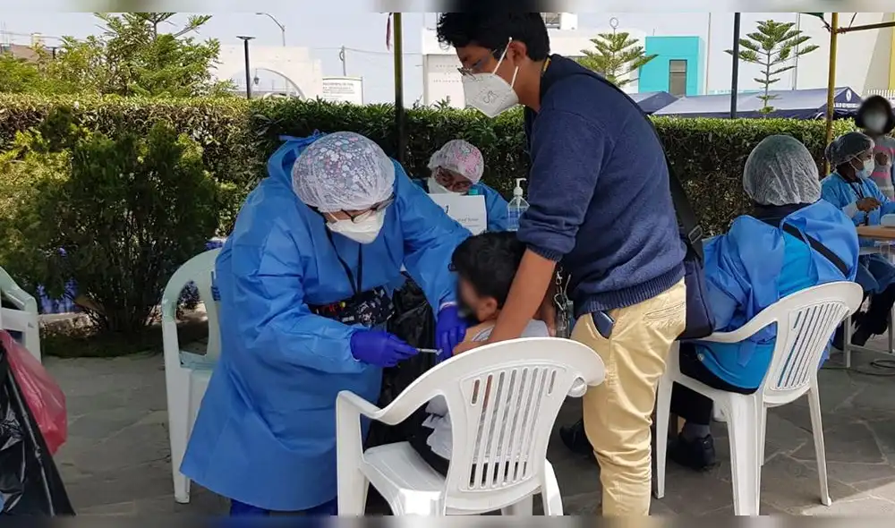 Sobre la posibilidad de vacunar a niños en los colegios, Valdivia refirió que se espera la decisión del sector Salud y Educación. Foto: URPI/Wilder Pari Sobre la posibilidad de vacunar a niños en los colegios, Valdivia refirió que se espera la decisión del sector Salud y Educación. Foto: URPI/Wilder Pari