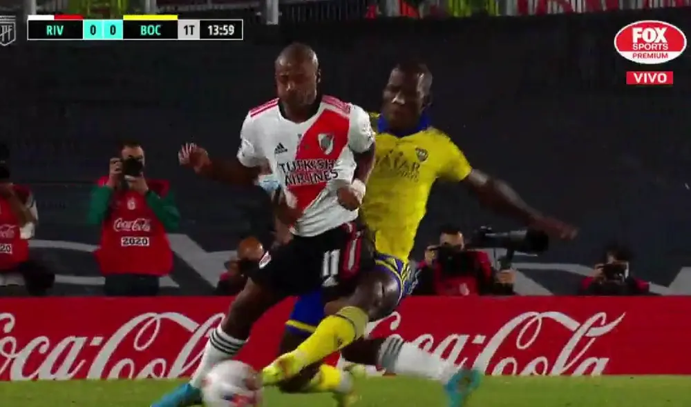 Luis Advíncula y De La Cruz protagonizan un emocionante duelo por la banda derecha. Foto: captura/Fox Sports Premium