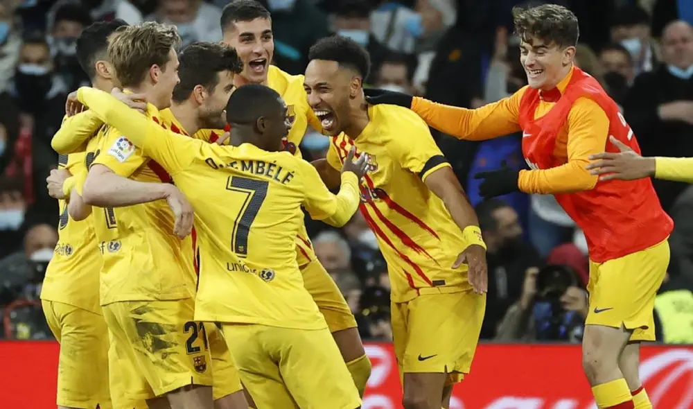 Festejo monumental. Los de Xavi Hernández se quedaron con el clásico en el Bernabéu. Foto: EFE
