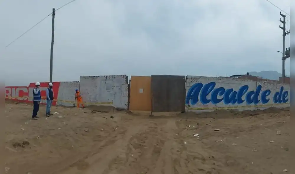 Delincuentes dejaron explosivo debajo del portón de una obra en construcción. Foto: PNP Udex Delincuentes dejaron explosivo debajo del portón de una obra en construcción. Foto: PNP Udex