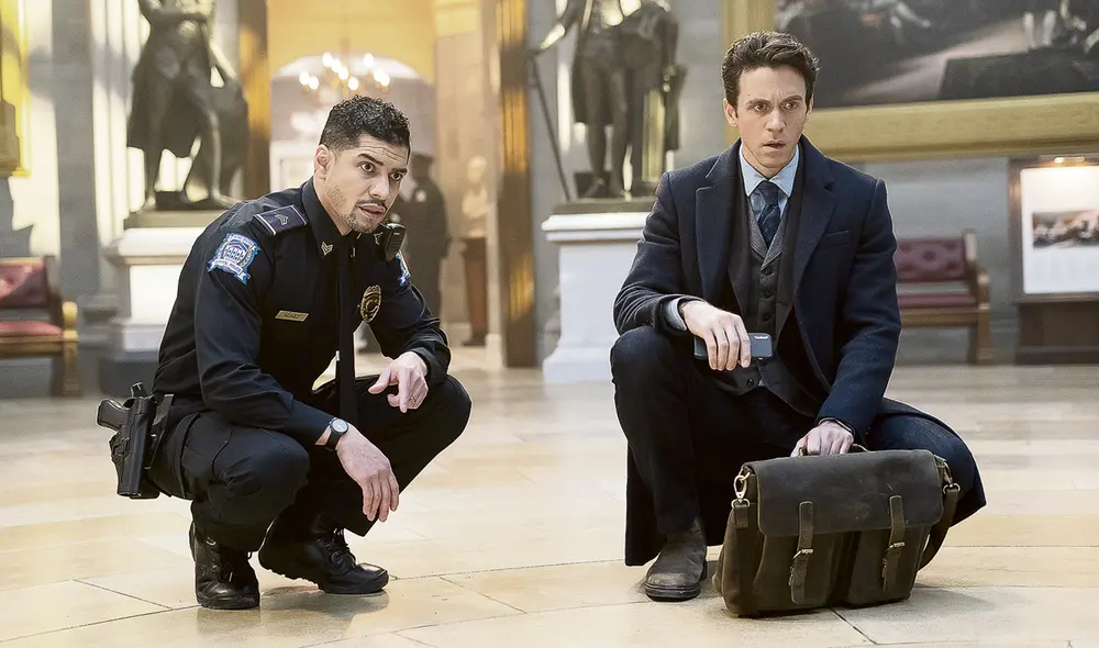 Escena. Rick Gonzalez junto a Ashley Zukerman como Robert Langdon. Foto: difusión Escena. Rick Gonzalez junto a Ashley Zukerman como Robert Langdon. Foto: difusión