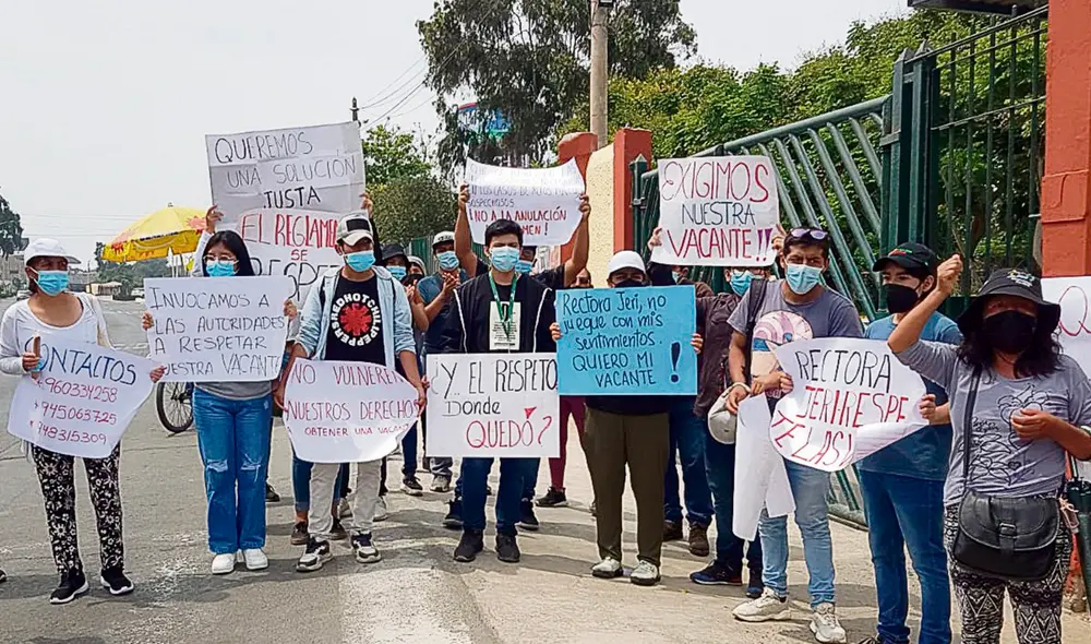 Los afectados. Postulantes indignados piden que no se vulneren sus derechos tras haber alcanzado una vacante. Algunos dijeron que no se moverán de la sede. Foto: URPI-GLR Los afectados. Postulantes indignados piden que no se vulneren sus derechos tras haber alcanzado una vacante. Algunos dijeron que no se moverán de la sede. Foto: URPI-GLR