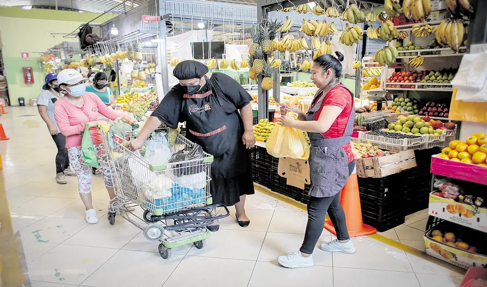 Iniciativa. Desde el 2020, Victoria Ly impulsa el proyecto de recuperación de alimentos a punto de vencer para apoyar a comedores populares. Foto: Antonio Melgarejo/La República Iniciativa. Desde el 2020, Victoria Ly impulsa el proyecto de recuperación de alimentos a punto de vencer para apoyar a comedores populares. Foto: Antonio Melgarejo/La República