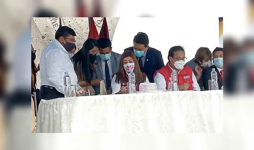 Círculo cercano. Los asesores llamados los minions, acompañan a todo lugar a la gobernadora. Foto: La República