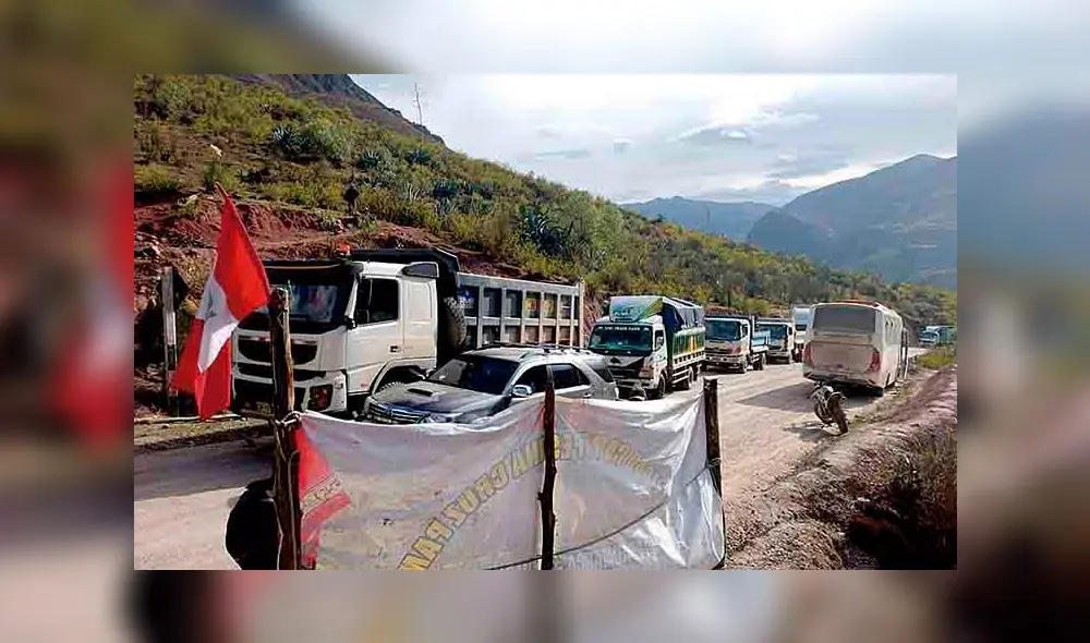 Acuerdos. Vía fue tomada por comuneros de Urinsaya hace dos semanas. Ayer fue liberada. Foto: La República Acuerdos. Vía fue tomada por comuneros de Urinsaya hace dos semanas. Ayer fue liberada. Foto: La República