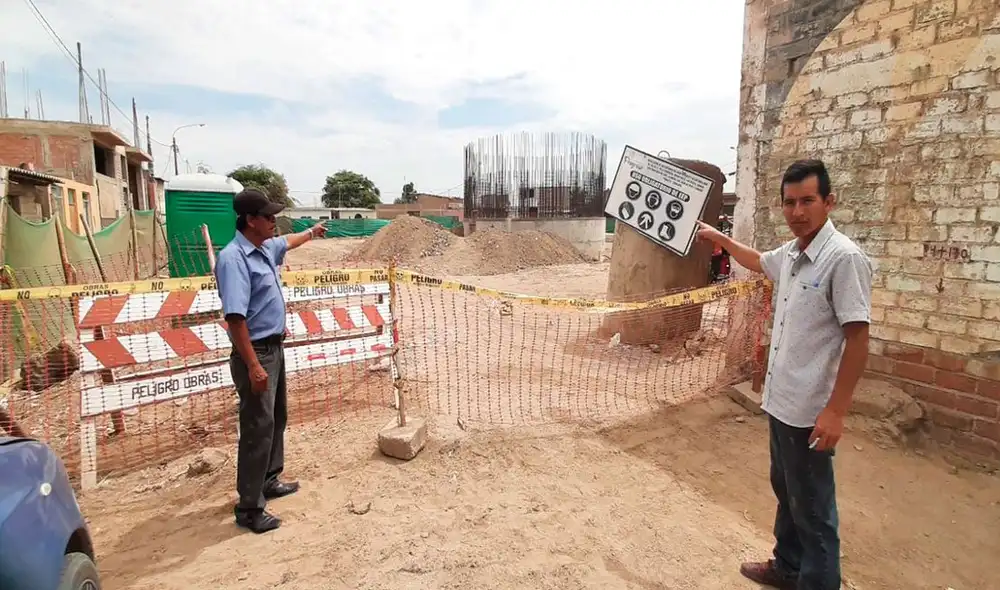 Vecinos señalan la suspensión de trabajos en el reservorio elevado de 1.600 metros cúbicos. Foto: La República Vecinos señalan la suspensión de trabajos en el reservorio elevado de 1.600 metros cúbicos. Foto: La República