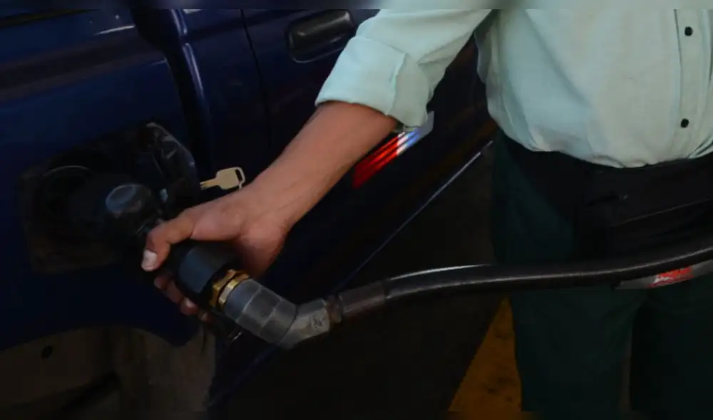 A partir de esta cotización de referencia, los grifos en todo el país elaboran su propio tablero de precios, y compiten en libre mercado entre ellos. En nuestro país, los dos grandes surtidores son Repsol y Petroperú. Foto: La República