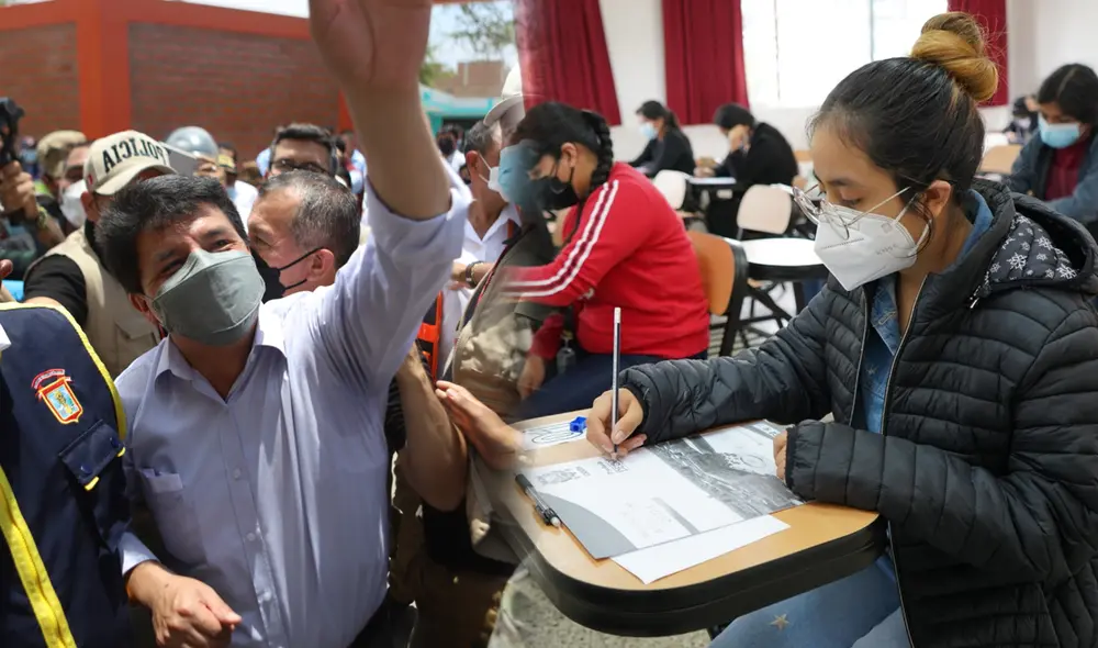 Presidente Castillo participó este lunes 21 de marzo en una ceremonia por el inicio del año escolar. Foto: composición La República Presidente Castillo participó este lunes 21 de marzo en una ceremonia por el inicio del año escolar. Foto: composición La República