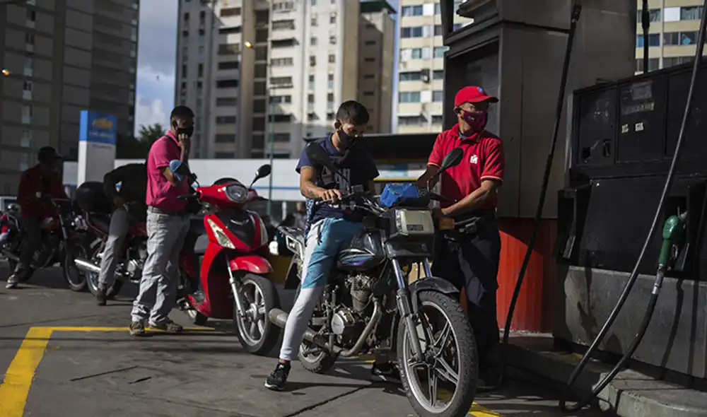El cronograma de la distribución de la gasolina en Venezuela inicia este lunes 21 y rige hasta el sábado 26 de marzo,. Foto: AFP