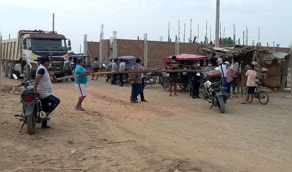 Los protestantes impidieron la circulación de los vehículos. Foto: Noticias Ferreñafe Los protestantes impidieron la circulación de los vehículos. Foto: Noticias Ferreñafe