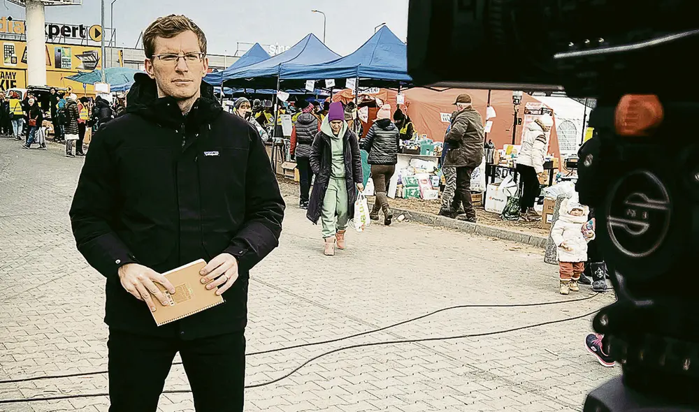 Corresponsal. Crowther reporta desde Przemysl en Polonia, frontera con Ucrania, durante la llegada de refugiados tras el inicio de la invasión. Foto: Paul Hardy