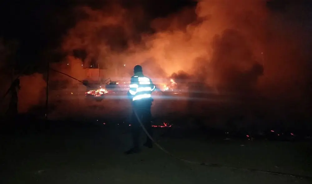 Fuego inició a las 11.30 p. m. del domingo 20 de marzo. Foto: COER Áncash Fuego inició a las 11.30 p. m. del domingo 20 de marzo. Foto: COER Áncash