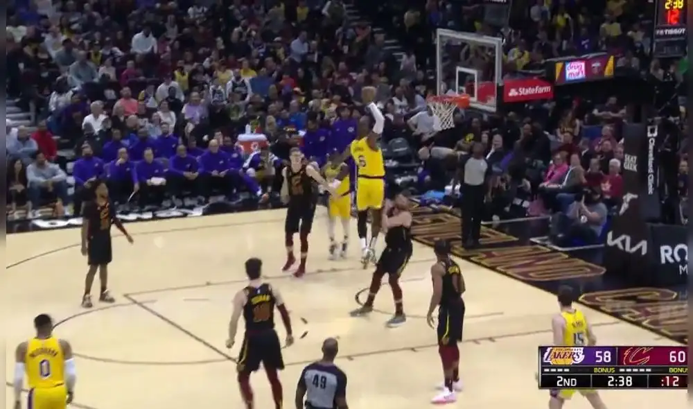 LeBron fue la gran figura del partido ante los Cavs con 37 puntos. Foto: captura NBA. LeBron fue la gran figura del partido ante los Cavs con 37 puntos. Foto: captura NBA.