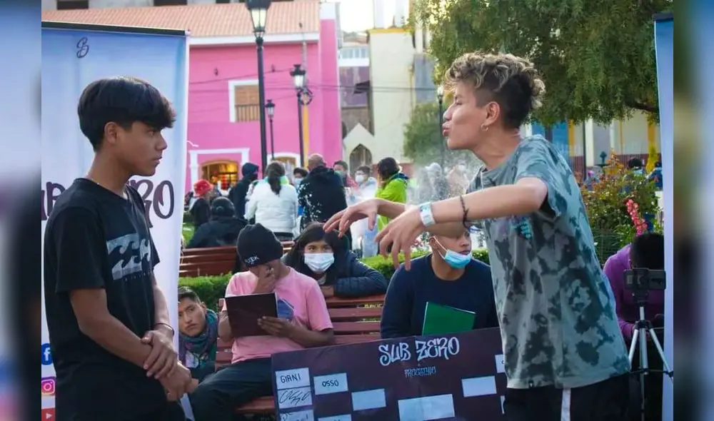 Kef de Puno vs. RGB de Cusco. Al fondo, un grupo de personas usan la espuma para jugar al carnaval. Foto: Brenda Chuquimamani