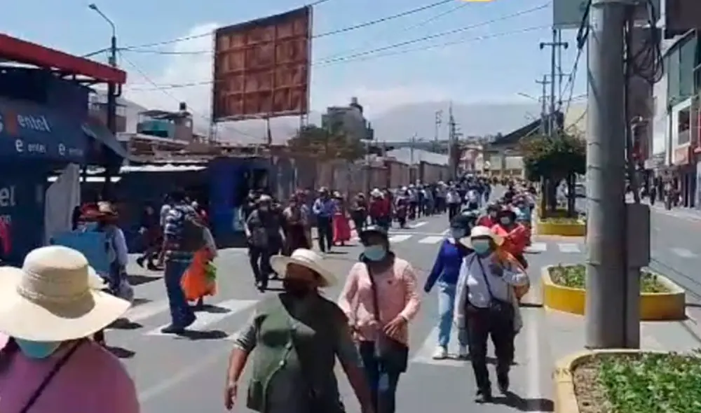 Pobladores salieron a protestar por las calles de la ciudad de Moquegua. Foto: Captura radio Americana. Pobladores salieron a protestar por las calles de la ciudad de Moquegua. Foto: Captura radio Americana.