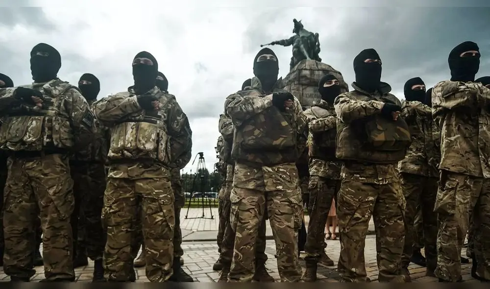 El comandante Prokopenko tiene los símbolos nazis Wolfsangel y el sol negro en su escudo. Foto: Sputnik El comandante Prokopenko tiene los símbolos nazis Wolfsangel y el sol negro en su escudo. Foto: Sputnik