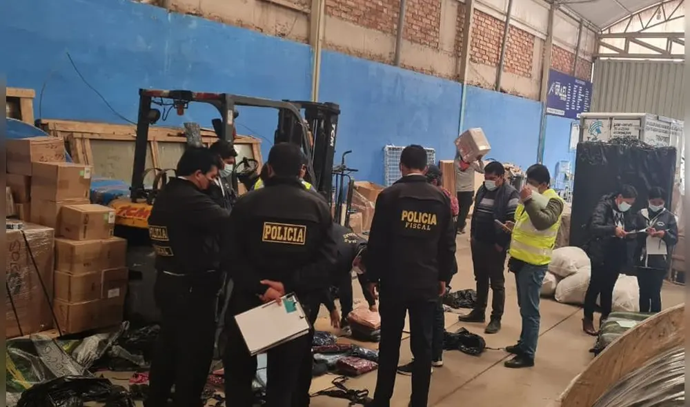 Prendas de vestir fueron trasladadas a almacenes de Aduanas. Foto: PNP Prendas de vestir fueron trasladadas a almacenes de Aduanas. Foto: PNP