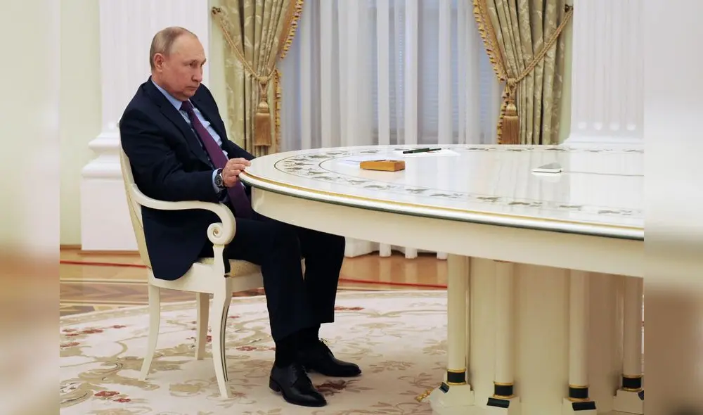 El presidente Vladímir Putin asiste a una reunión con su homólogo azerbaiyano en Moscú el 22 de febrero de 2022. Foto: AFP