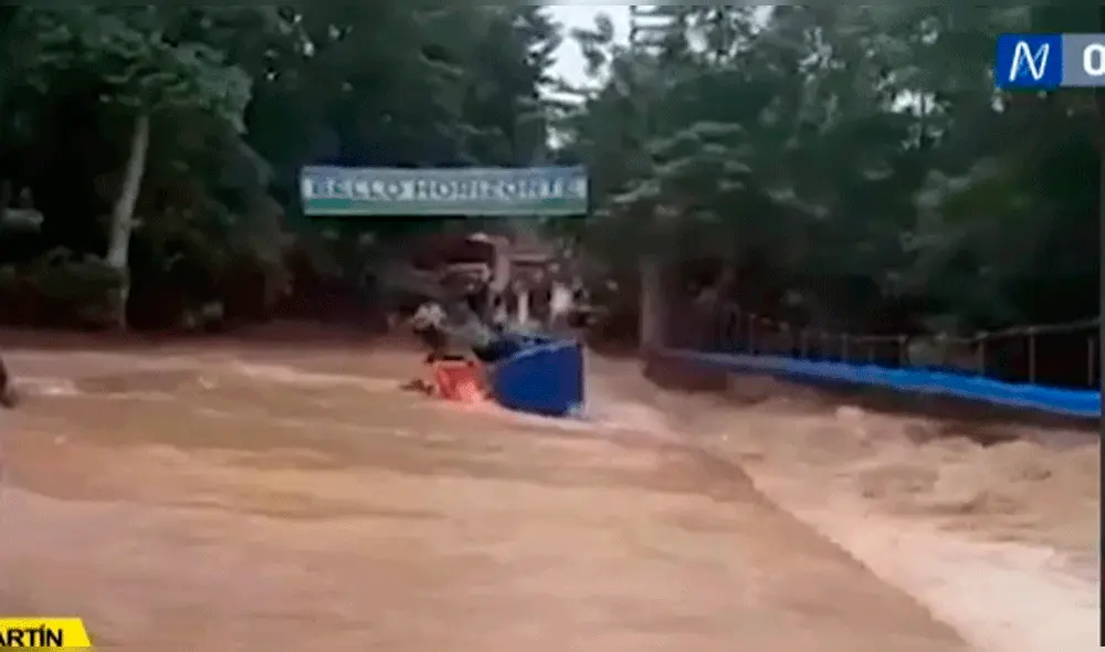 Moradores de la zona rescataron con vida a los pasajeros y conductor. Foto: captura / Canal N