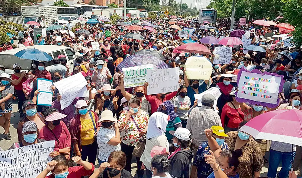 Protesta. Madres del Comité de Vaso de Leche de Lima y Callao realizaron un plantón en rechazo a la propuesta del Midagri. Foto: difusión Protesta. Madres del Comité de Vaso de Leche de Lima y Callao realizaron un plantón en rechazo a la propuesta del Midagri. Foto: difusión