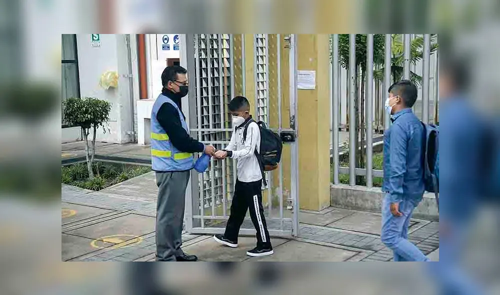 Limitados. Colegios nacionales, en algunos casos, solo tienen una persona que vierte alcohol en manos de los estudiantes. Foto: La República