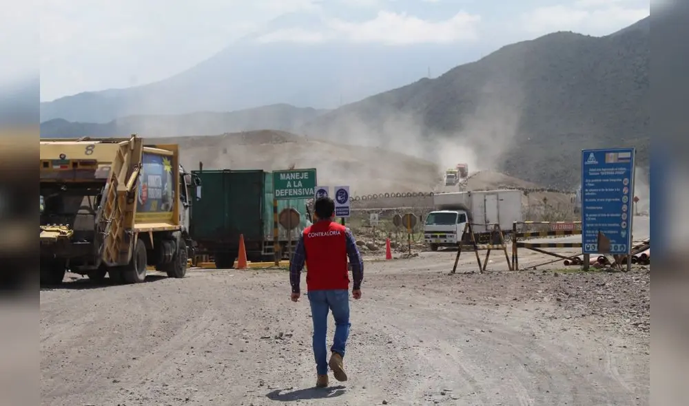 El gerente regional de Control de Arequipa, Fabio Niño de Guzmán, inspeccionó relleno sanitario de Quebrada Honda. Foto: Contraloría El gerente regional de Control de Arequipa, Fabio Niño de Guzmán, inspeccionó relleno sanitario de Quebrada Honda. Foto: Contraloría