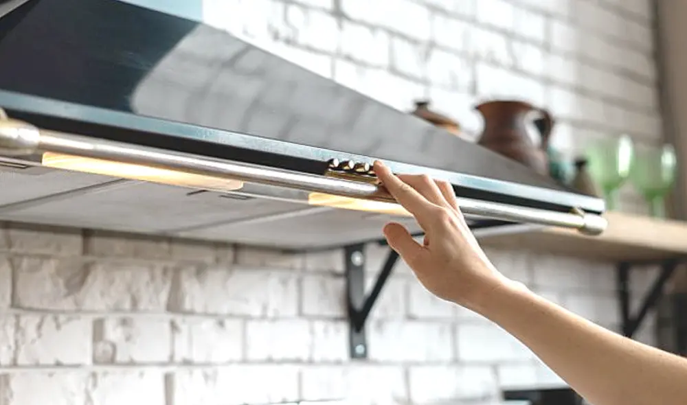 Consejos para mantener y proteger bien cuidada la campana de extractora de tu cocina. Mantenla limpia, perfecta y brillante como el primer día y evita que se te haga a una pesadilla al limpiarla. Foto: Hogarmanía