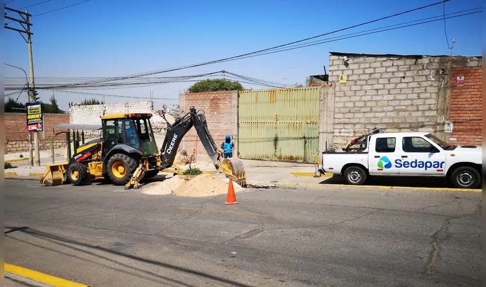Utilizaron maquinaria para dejar al descubierto las conexiones. Foto: Sedapar Utilizaron maquinaria para dejar al descubierto las conexiones. Foto: Sedapar
