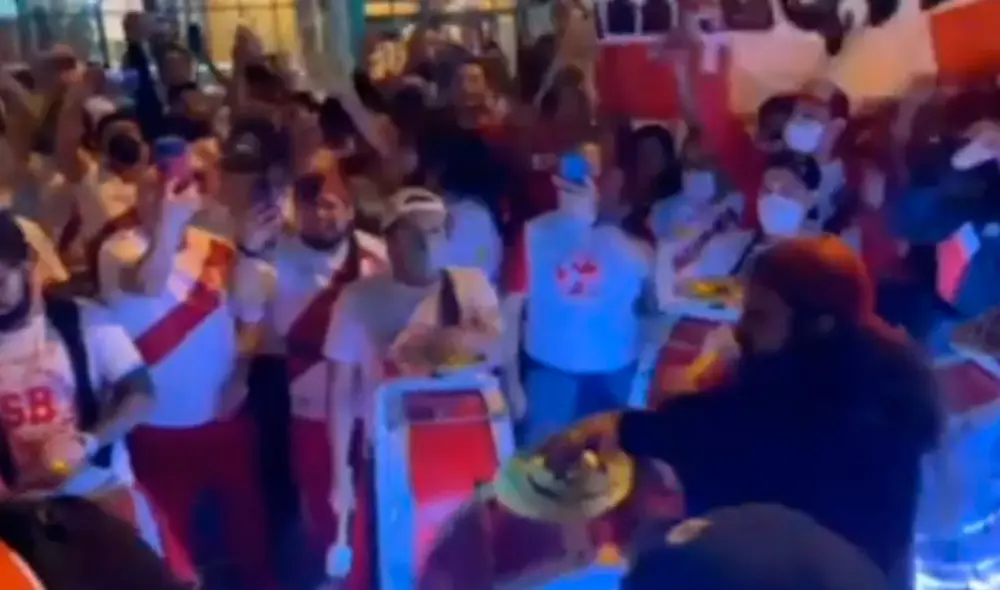 Hinchas realizaron banderazo en concentración peruana en Montevideo. Foto: captura Facebook Hinchas realizaron banderazo en concentración peruana en Montevideo. Foto: captura Facebook