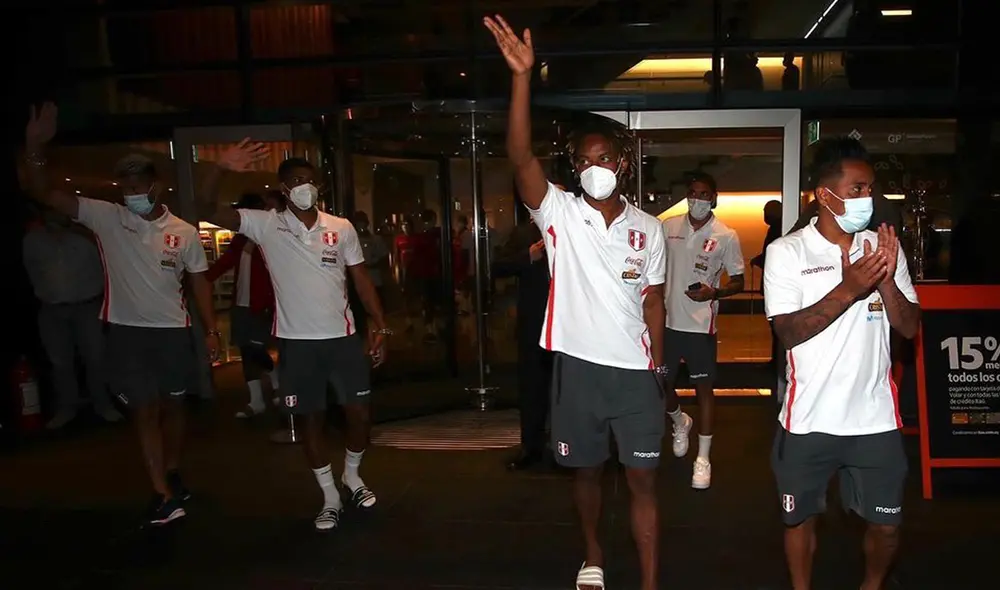 Perú vs. Uruguay: selección peruana salió del hotel de concentración para saludar a hinchas. Foto: FPF