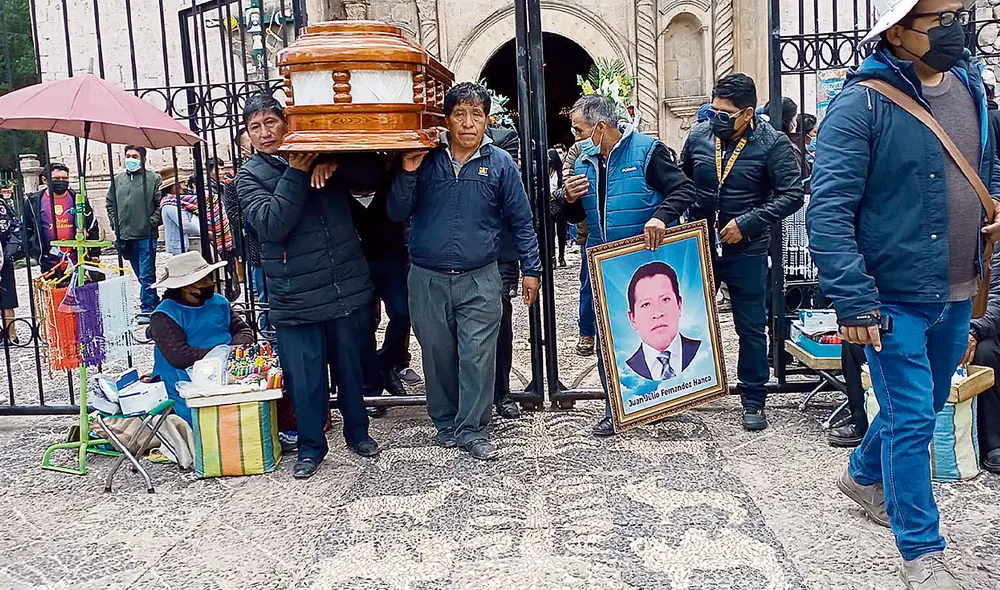 Último adiós. Familiares de Juan Fernández Hanco en Juliaca trasladan sus restos hasta la última morada del reconocido reforestador de Tambopata. Foto: difusión Último adiós. Familiares de Juan Fernández Hanco en Juliaca trasladan sus restos hasta la última morada del reconocido reforestador de Tambopata. Foto: difusión