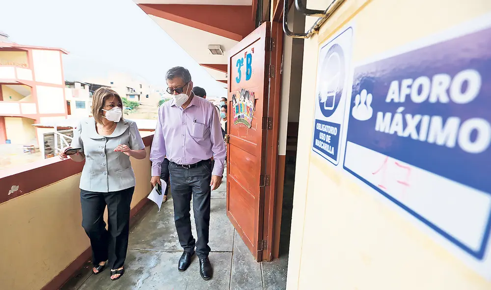 Otra controversia. Eliminar el metro de distancia en los salones podría generar más contagios, señalan el sindicato de profesores y el Colegio Médico. Foto: difusión