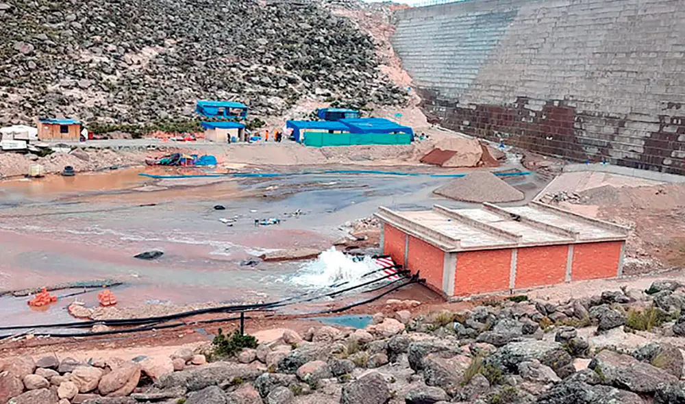 Riesgo. Población que vive cerca a represa evidenció filtraciones de agua en represa recién construida. Alcalde minimiza problemas. Foto: La República Riesgo. Población que vive cerca a represa evidenció filtraciones de agua en represa recién construida. Alcalde minimiza problemas. Foto: La República