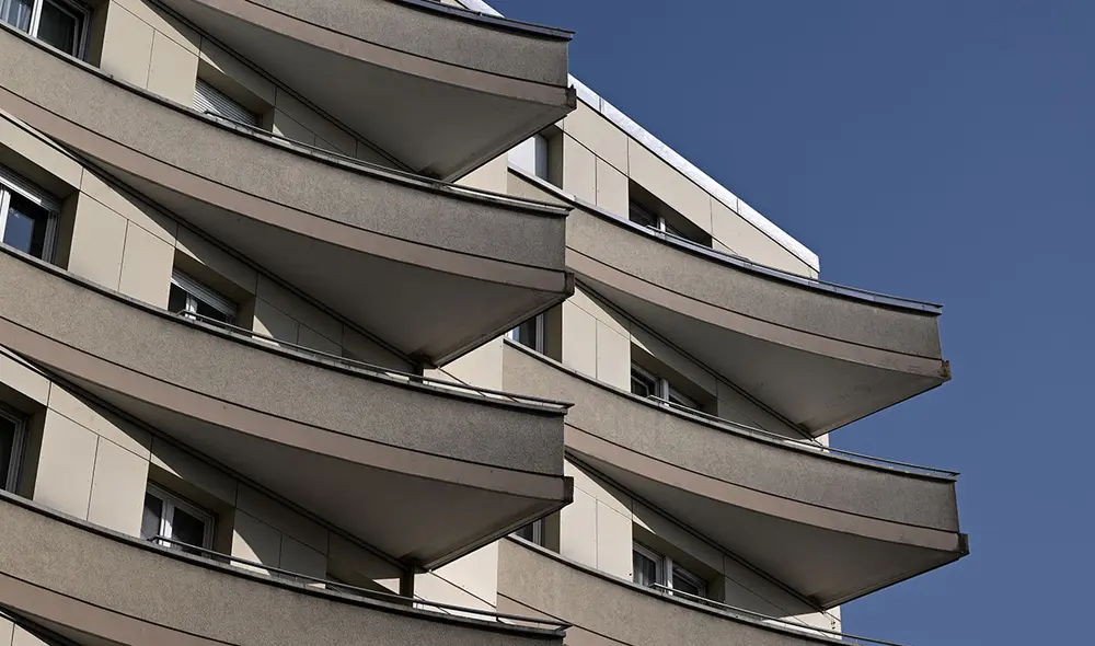 Balcón donde aparentemente se lanzó la familia francesa, en Suiza. Foto: AFP Balcón donde aparentemente se lanzó la familia francesa, en Suiza. Foto: AFP