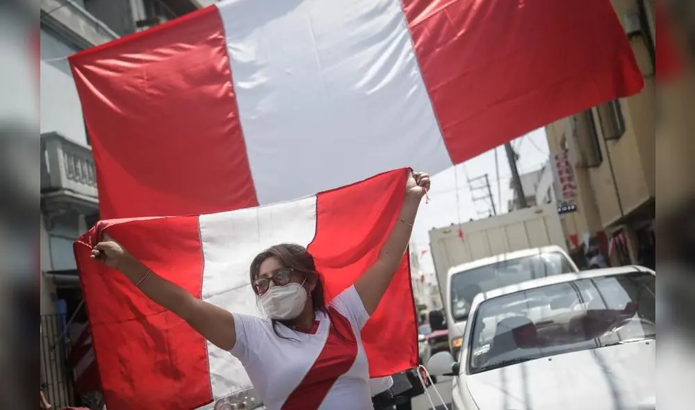 Con banderas adornaron calles Dean Valdivia. Foto. Rodrigo Talavera/La República
