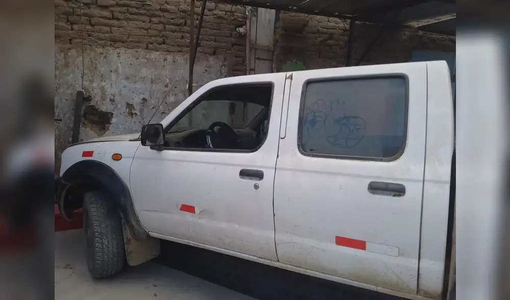Camioneta recuperada cerca al cementerio de Casa Grande. Foto: PNP Camioneta recuperada cerca al cementerio de Casa Grande. Foto: PNP