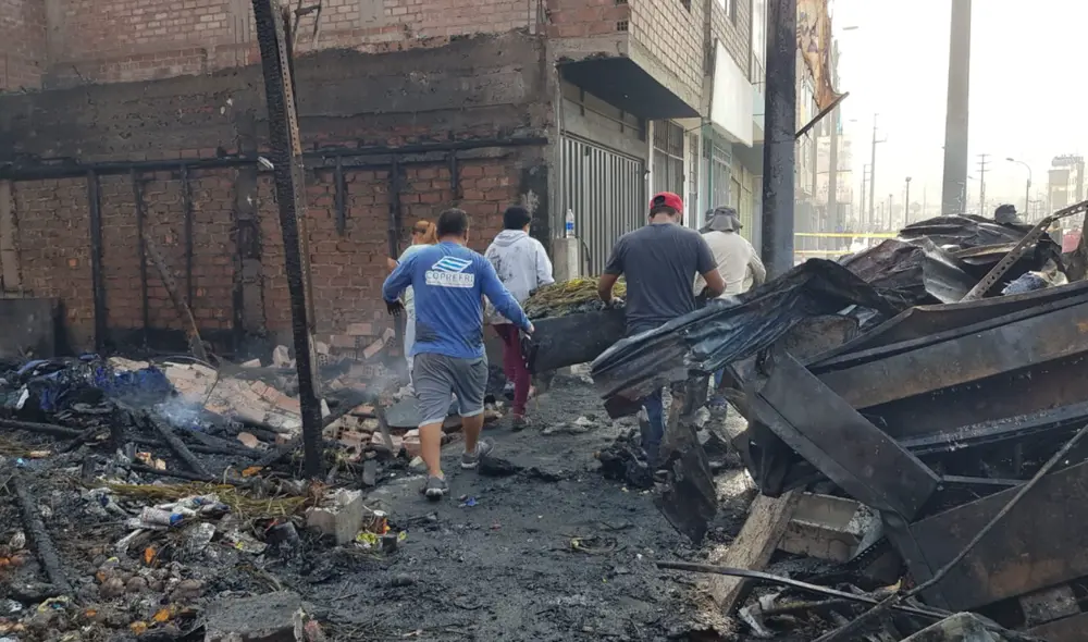 El incendio consumió el conglomerado comercial donde varias familias habían invertido sus ahorros de años. Foto: URPI / La República El incendio consumió el conglomerado comercial donde varias familias habían invertido sus ahorros de años. Foto: URPI / La República