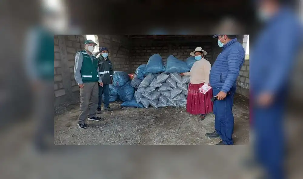 Carbón será repartido por autoridades de comunidad. Foto: Serfor Carbón será repartido por autoridades de comunidad. Foto: Serfor