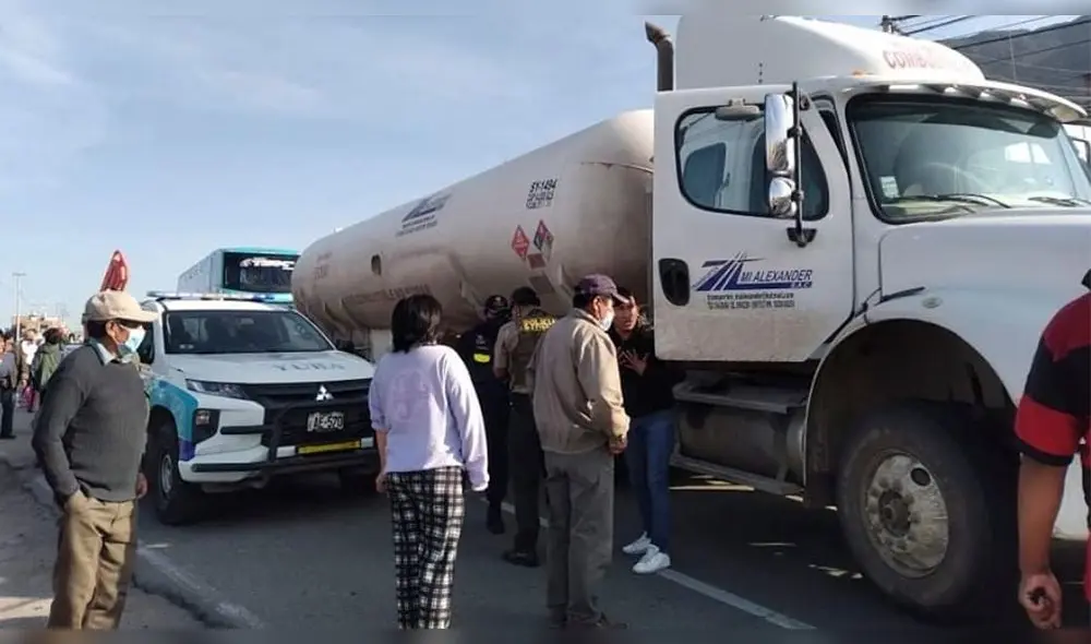 El accidente de tránsito se registró este jueves al promediar las 7.40 a. m., en el kilómetro 13 de la vía Arequipa a Yura. Foto: PNP El accidente de tránsito se registró este jueves al promediar las 7.40 a. m., en el kilómetro 13 de la vía Arequipa a Yura. Foto: PNP