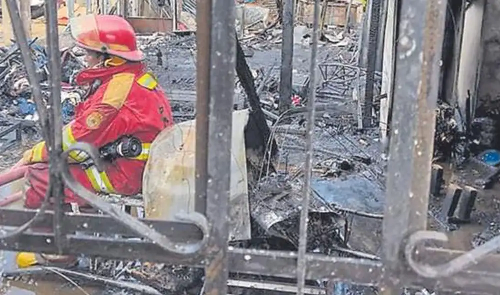 Los vecinos del lugar con ayuda de depósitos con agua lograron apagar las llamas. Foto: D Tumbes Noticias