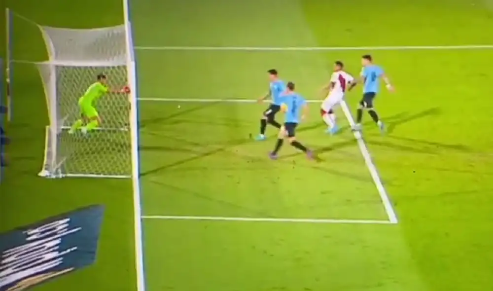Rochet protagonizó la jugada más polémica de la noche. Foto: captura/Conmebol