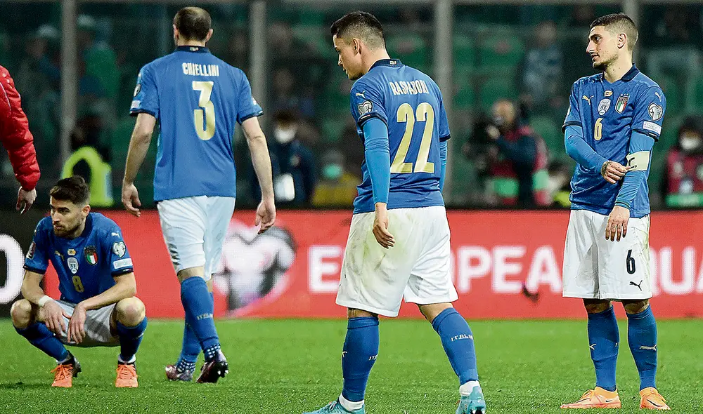 Golpe y dolor. El desconsuelo de los jugadores italianos tras el pitazo final. El campeón de Europa fuera del Mundial otra vez. Foto: EFE